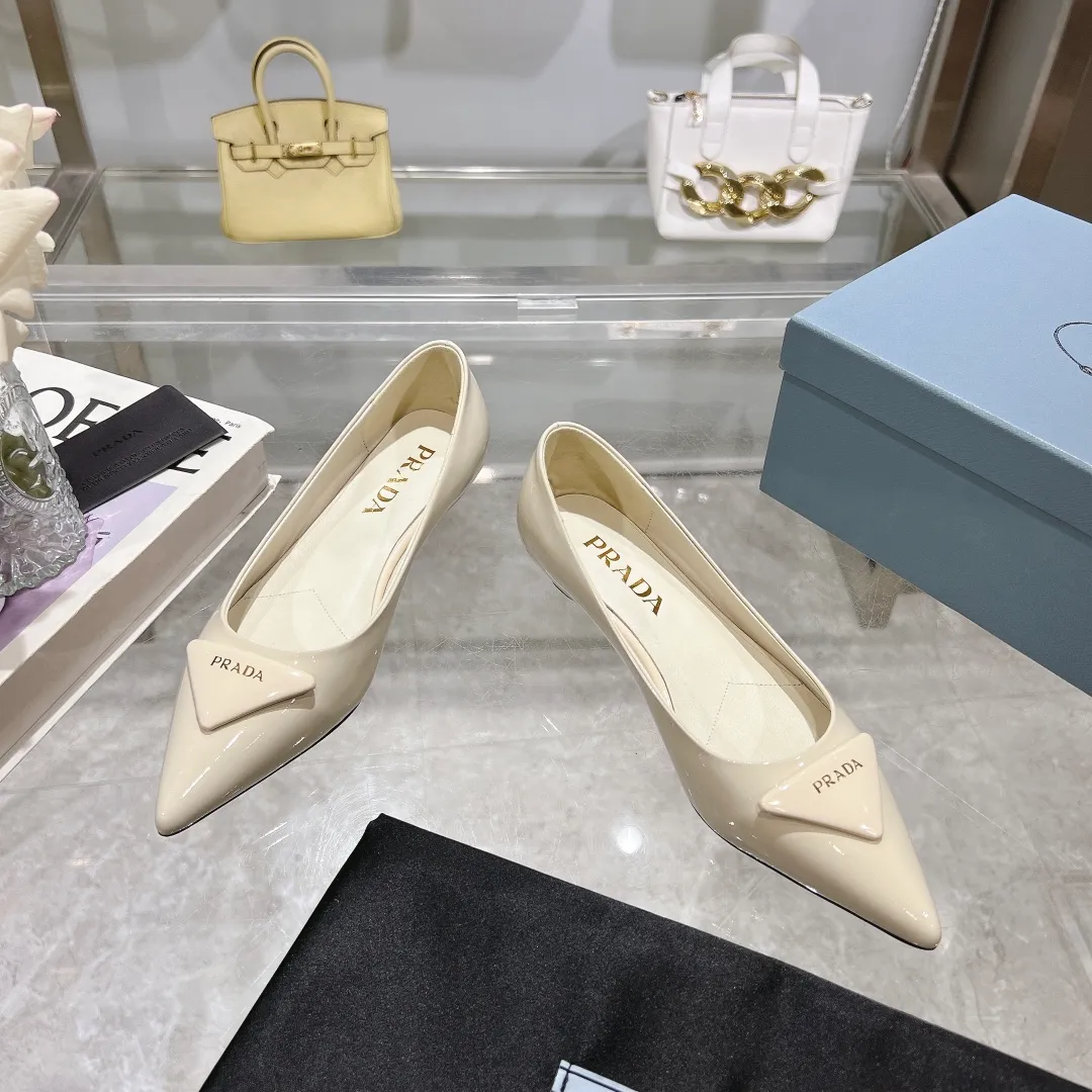 👟👟Ex-factory price 560👟👟 PRADA 2024𝐬𝐬Prada spring and summer new products, coming with strength! ❣️Fashionable and versatile nice item, original shoes developed from Italian counters and reproduced 1:1 according to the original taste. This year’s theme is not to be defined, embodying texture through simplicity and conciseness💛Top-grade patent leather with original 3D printing, the triangle logo is consistent with the original version, the goatskin lining is breathable and comfortable, and the genuine leather outsole. ⚛Size: 35-40 (41 customized) ⚛Original packaging accessories. ⚛Triangle deduction
